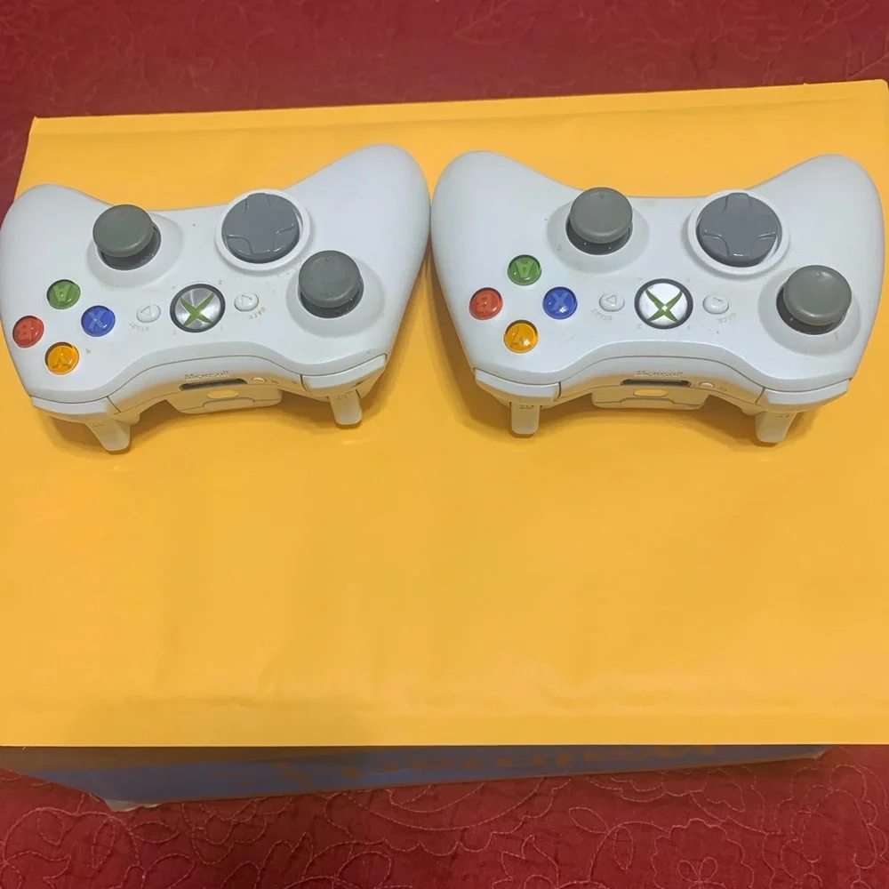Official Microsoft Xbox 360 White 2 PreOwned Controllers! Authentic! thrifted.